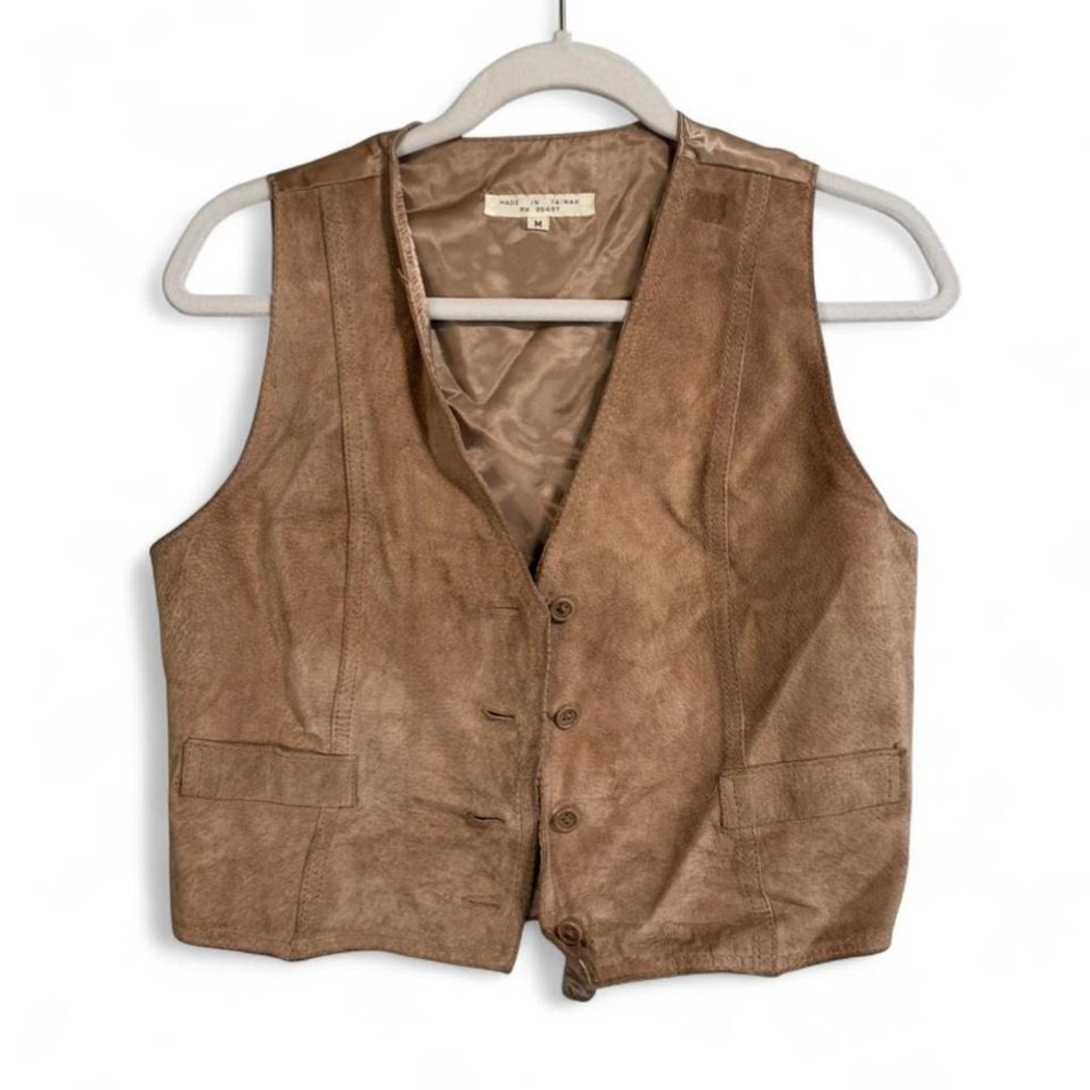 Vintage Tan suede leather‎ vest with button-up front and faux pockets. Size: M